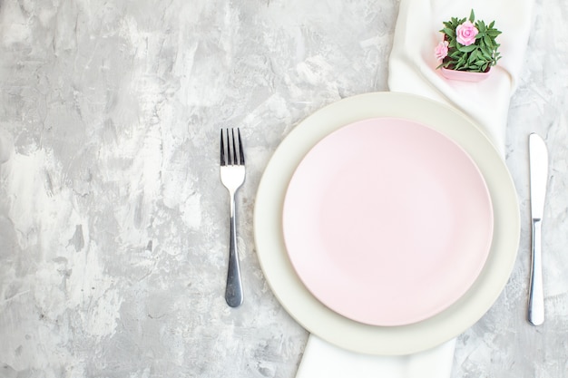 widok z góry biały talerz z różowym talerzem i sztućcami na jasnej powierzchni kuchnia kobiecość poziome kolory posiłków damskie szkło spożywcze