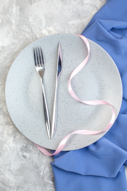 widok z góry biały talerz z widelcem i nożem na jasnej powierzchni kuchnia panie poziome jedzenie rodzina kobiecość kolorowe szkło