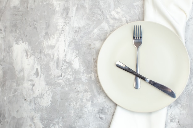 widok z góry biały talerz z widelcem i nożem na jasnym tle kuchnia jedzenie kolor posiłek poziomy panie szkło