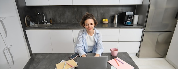 Widok Z Góry Bizneswoman Pracującej Z Domu Dziewczyna Studiuje Zdalnie Na Laptopie Siedzi W Kuchni I