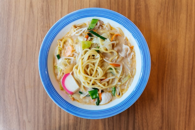 Widok z góry Champon Ramen (danie z makaronem, które jest regionalną kuchnią Nagasaki, Japonia).