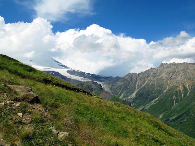 Widok z góry Cheget na pokrytą śniegiem górę Elbrus, najwyższą górę Europy, Kaukaz