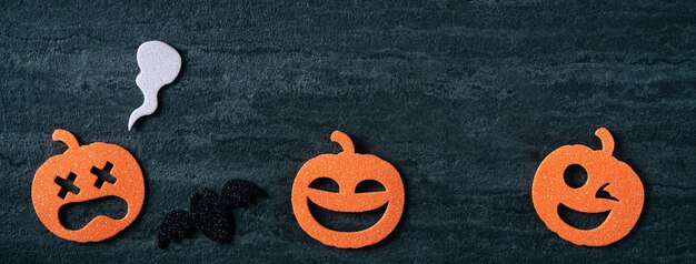 Widok z góry dekoracji włókniny koncepcja Halloween na ciemnym czarnym tle łupków.