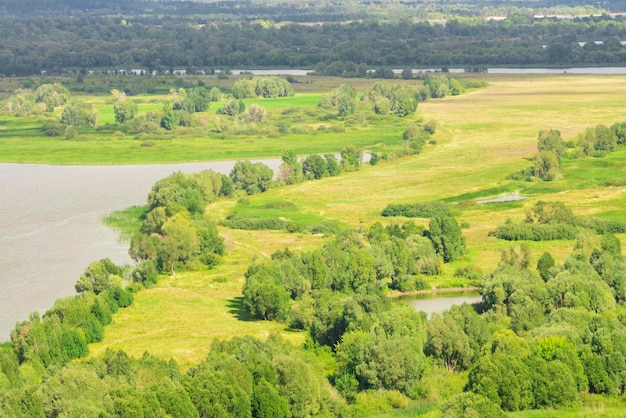 Widok z góry doliny zielonej rzeki