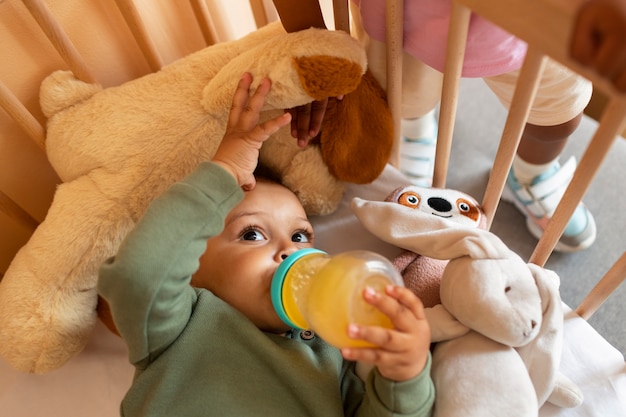 Zdjęcie widok z góry dziecko z wypchaną zabawką