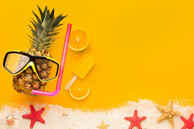 Zdjęcie widok z góry egzotyczny ananas z miejsca kopiowania