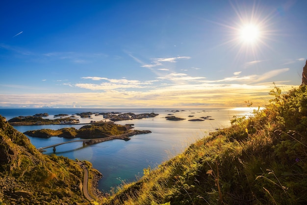 Widok z góry Festvagtind nad wioską Henningsvaer Norway