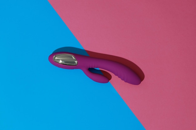 Widok z góry fioletowy wibrator wibrator na kolorowym tle seks-zabawka dla koncepcji sklepu erotycznego dla dorosłych