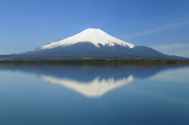 widok z góry Fuji z odbicie lustrzane w jeziorze, Japonia