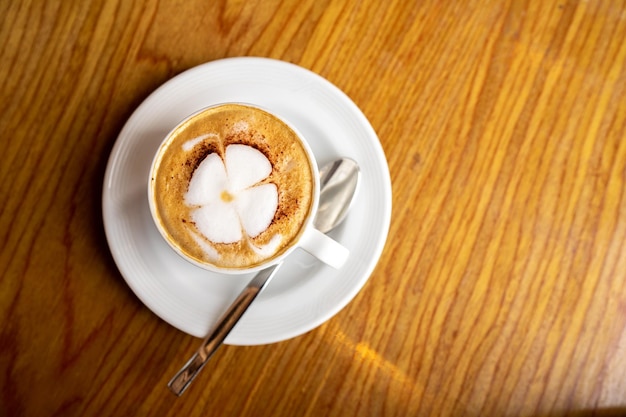 Widok z góry gorącej kawy cappuccino latte art widok z góry na drewnianym stole