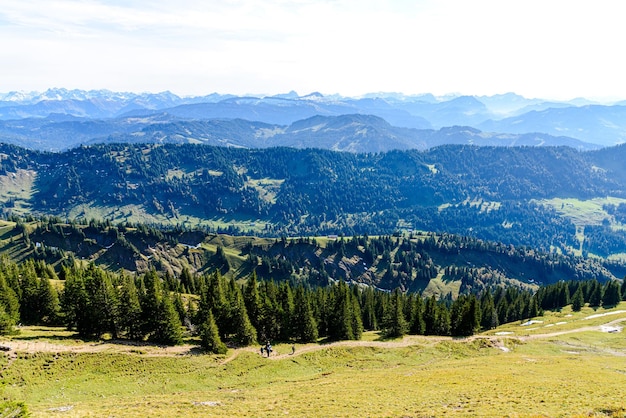 Zdjęcie widok z góry hochgrat w pobliżu oberstaufen bawaria bawaria niemcy na alpach w tyrolu vorarlberg hochvogel duży grosser klottenkopf austria dobra trasa piesza
