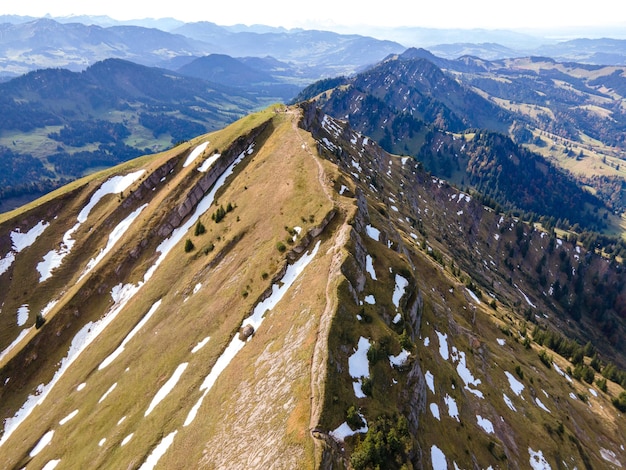 Zdjęcie widok z góry hochgrat w pobliżu oberstaufen na gelchenwanger kopf rindalphorn bawaria bayern niemcy na alpach w tyrolu austria ludzie idący dobra droga piesza