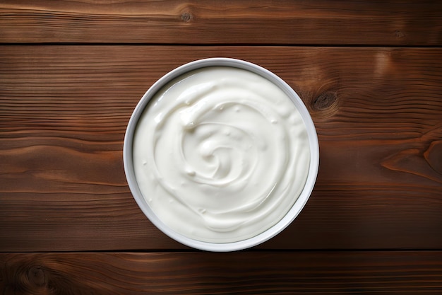 Widok z góry jogurtu greckiego w białej misce na drewnianym stole