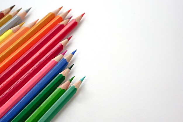 Widok z góry kolorowych ołówków lub pasteli Selektywny fokus Koncepcja nauki i prezentacji