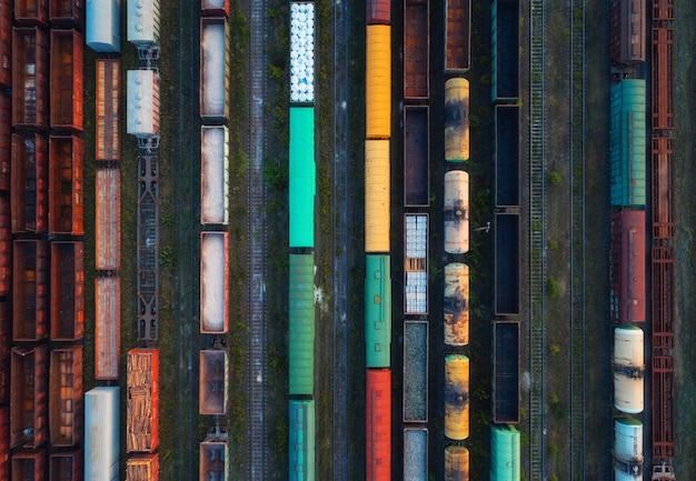 Widok z góry kolorowych pociągów towarowych