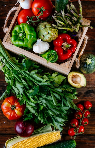 Widok z góry kolorowych świeżych warzyw rolniczych na drewnianym stole, zbilansowana dieta