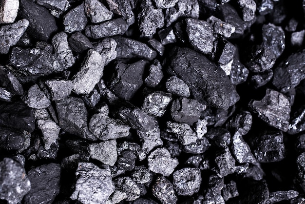 Widok z góry kopalni węgla mineralnego czarny na tle. Używany jako paliwo do koksu przemysłowego.