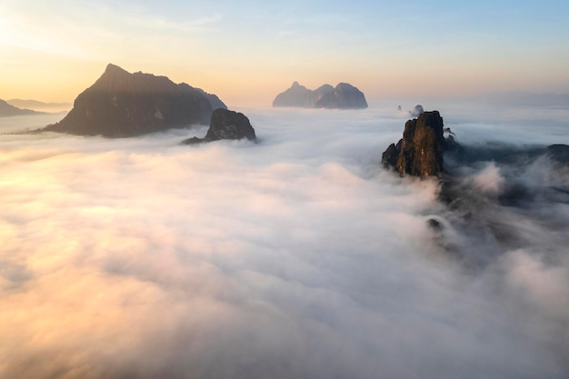 Widok z góry Krajobraz porannej mgły z warstwą górską w Meuang Feuang