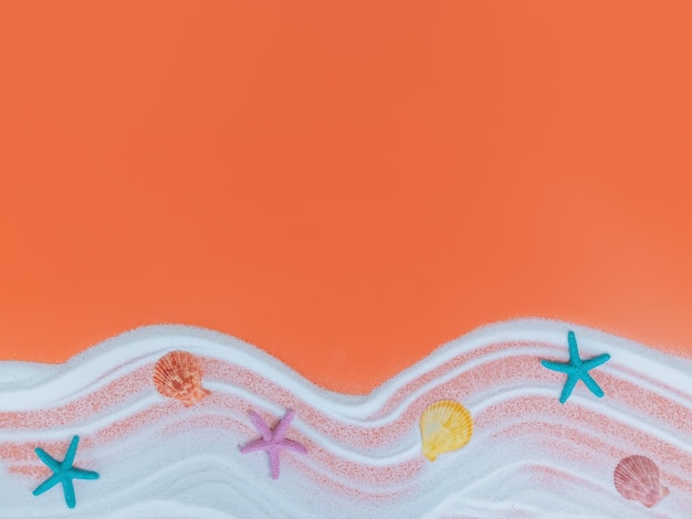 Widok z góry letniej dekoracji plaży na pomarańczowym tle miejsca na tekst
