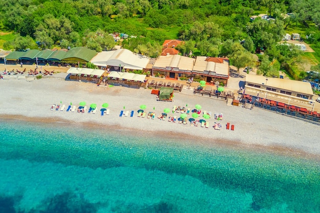 Widok z góry ludzi na plaży