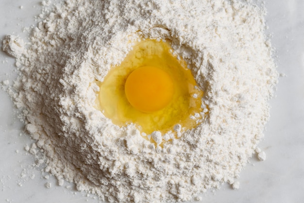 Widok z góry mąki z jajkiem żółtkowym tp przygotować do gotowania