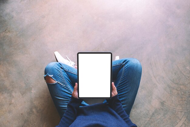 Widok Z Góry Makieta Obraz Kobiety Trzymającej Czarny Tablet Pc Z Pustym Białym Ekranem Siedząc Na Podłodze