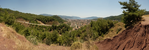 widok z góry Marmaris, turecki w słoneczny letni dzień. panorama starego miasta z gór