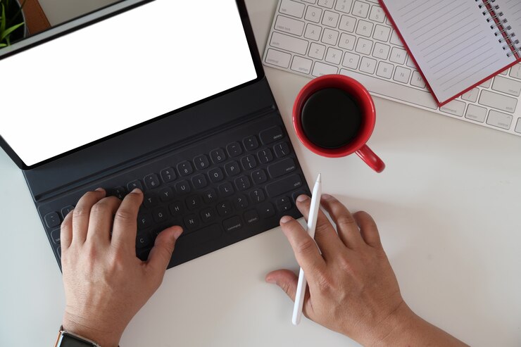 Widok z góry mężczyzna pracujący z tabletu i inteligentnej klawiatury na obszarze roboczym