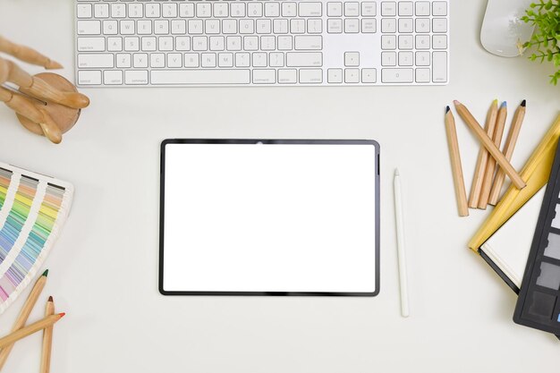 Widok z góry minimalnego białego obszaru roboczego projektanta graficznego lub edytora z makietą cyfrowego tabletu