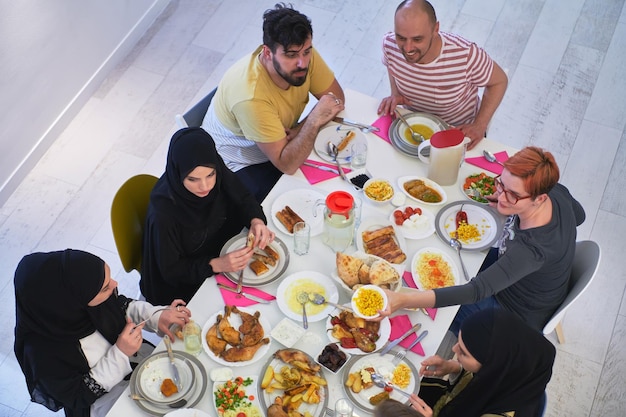 Widok z góry muzułmańskiej rodziny mającej iftar podczas świętego miesiąca ramadanu. Szczęśliwa arabska muzułmańska rodzina szybko się rozpada.