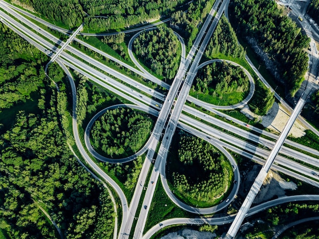 Widok z góry na autostradę i wiadukt z zielonymi lasami w letni dzień w Finlandii