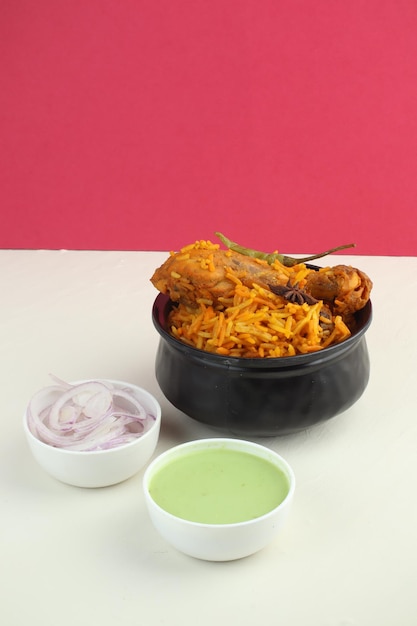 Widok z góry na biryani z kurczaka, indyjskie jedzenie, pyszny posiłek ramadan iftar, Hyderabadi biryani?
