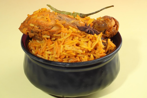 Widok z góry na biryani z kurczaka, indyjskie jedzenie, pyszny posiłek ramadan iftar, Hyderabadi biryani?