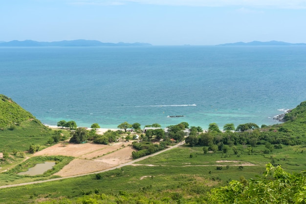 Widok z góry na błękitną plażę morską na wyspie piękny krajobraz ze świeżymi zielonymi drzewami na lądzie