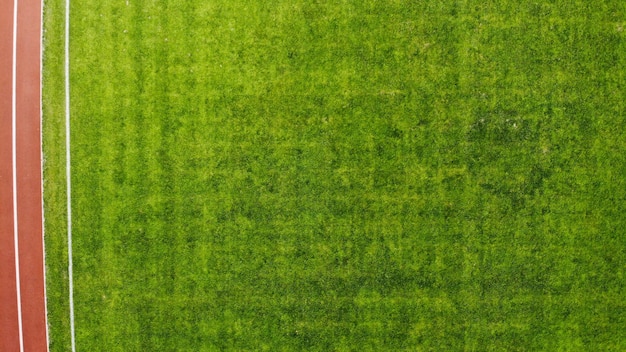 Widok z góry na boisko do piłki nożnej.