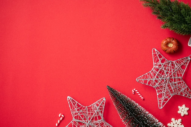 Widok z góry na Boże Narodzenie projekt koncepcja wakacje ozdoba ozdoba skład z choinką, gwiazda prezent z miejsca kopiowania na białym tle na czerwonym stole.