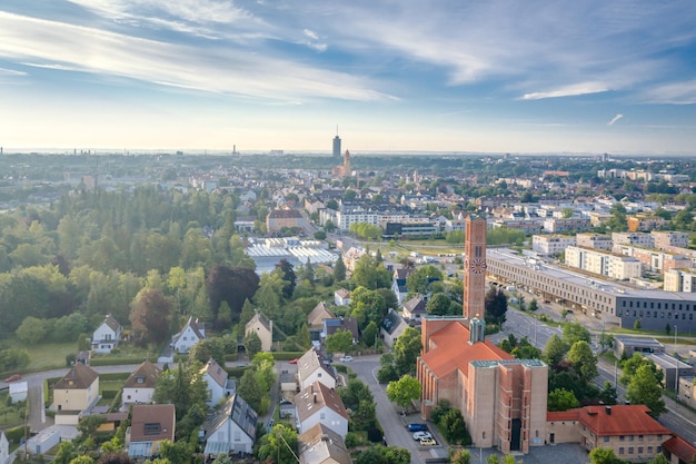 Widok z góry na całe miasto Augsburg. Widok z lotu ptaka na centrum Augsburga.