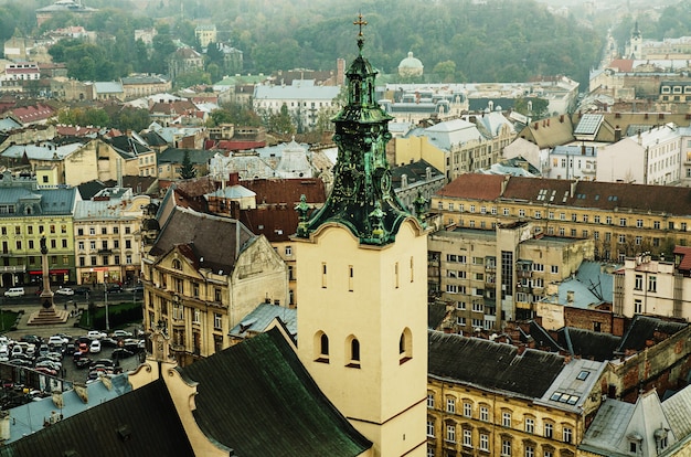 Widok z góry na centrum europejskiego miasta Lwowa - kulturalnej i turystycznej stolicy Ukrainy