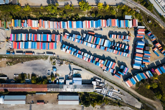 Widok Z Góry Na Centrum Logistyczne, Dużą Liczbę Pojemników W Różnych Kolorach Do Przechowywania Towarów.