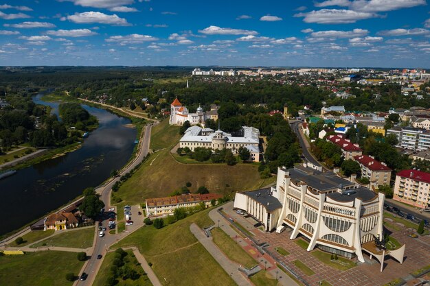 Widok z góry na centrum miasta Grodno na Białorusi. Zabytkowe centrum z dachem pokrytym czerwoną dachówką, zamek i gmach opery