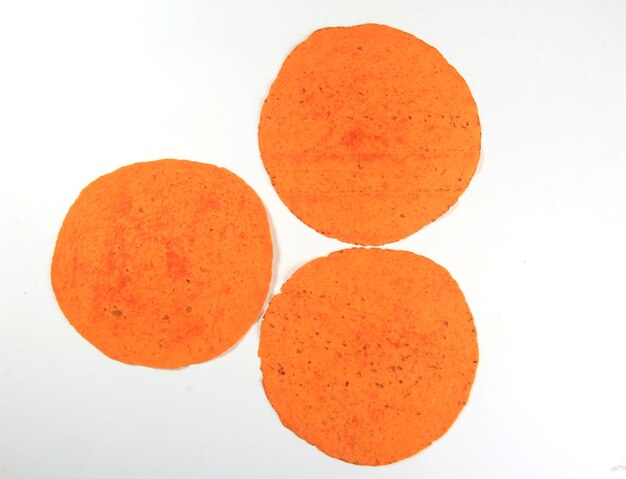 Widok z góry na chleb tortilla płaski pomarańczowy pszenicy na białym tle. Tortilla z marchwi