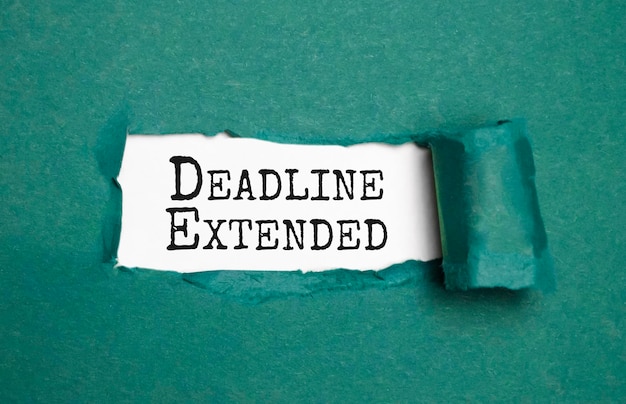 Widok z góry na długopis i podarty papier napisany z DEADLINE EXTENDED