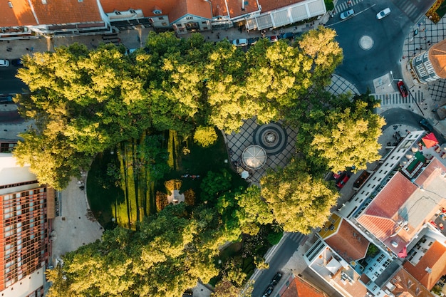 Widok z góry na dół z drona na plac Visconde da Luz w Cascais w Portugalii