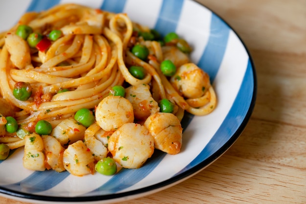 Widok z góry na domowe Linguine z przegrzebki i grochu.