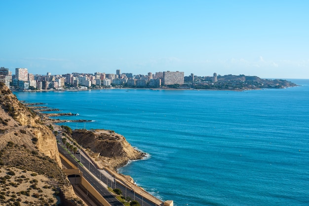 Widok Z Góry Na Dzielnicę San Juan Alicante. Turystyczne Miasto Na Costa Blanca. Morze śródziemne.