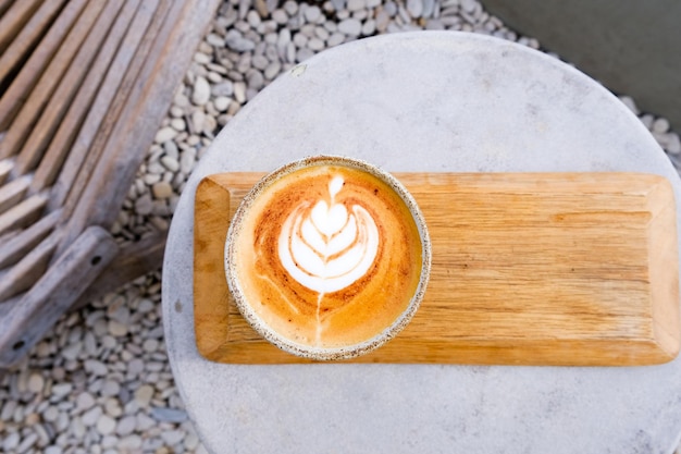 Widok z góry na filiżankę cappuccino z piękną sztuką latte na betonowym stole