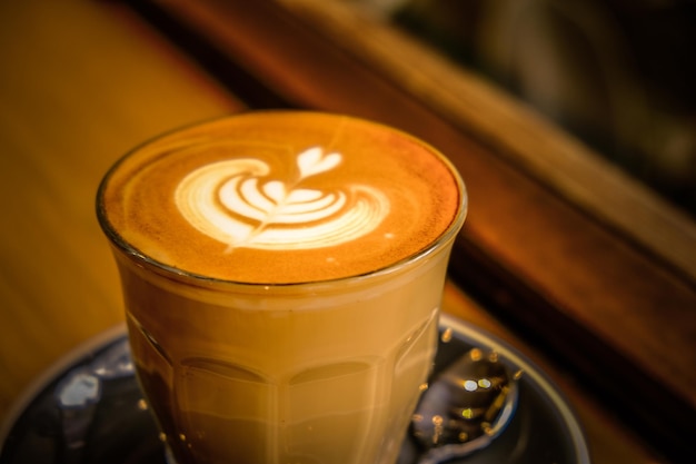 Widok z góry na filiżankę kawy latte z pianką w kształcie liścia