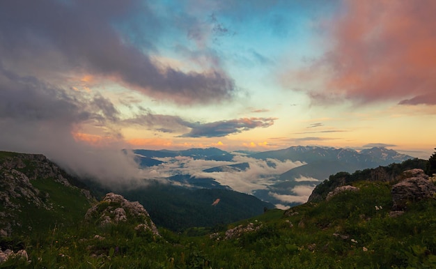 Widok z góry na górską dolinę pokrytą chmurami o zachodzie słońca Lagonaki Kaukaz Rosja