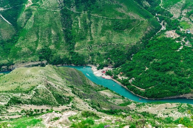 Widok z góry na górską rzekę Sulak w Dagestanie z bazą łodzi turystycznych