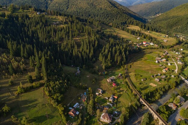 Zdjęcie widok z góry na górski krajobraz